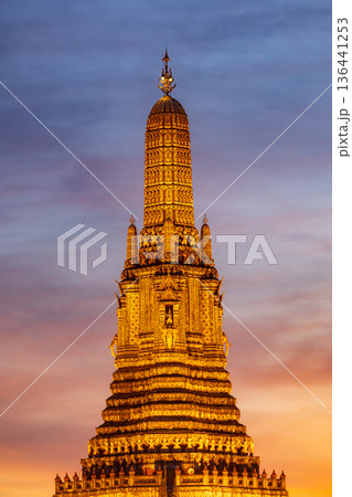 Twilight view of Wat Arun Ratchawararam Ratchawaramahawihan at sunset in bangkok Thailand. Landmark of Along the Chao Phraya River Thailand Twilight view of Wat Arun Ratchawararam Ratchawaramahawihan at sunset in bangkok Thailand. Landmark of Along the Chao Phraya River Thailand 136441253