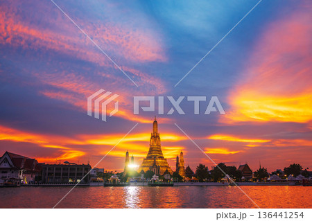Twilight view of Wat Arun Ratchawararam Ratchawaramahawihan at sunset in bangkok Thailand. Landmark of Along the Chao Phraya River Thailand Twilight view of Wat Arun Ratchawararam Ratchawaramahawihan at sunset in bangkok Thailand. Landmark of Along the Chao Phraya River Thailand 136441254