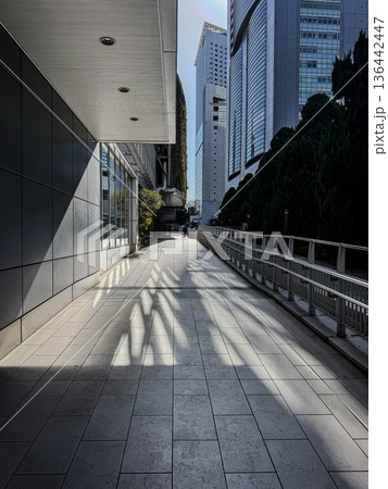 誰もいないビルの谷間 136442447