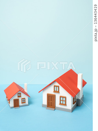 Compare the house size that is best for the owner's life. Efficient use of space. Need for more living space, growing family. Housing choice reflects lifestyle planning and comfort priorities. Compare the house size that is best for the owner's life. Efficient use of space. Need for more living space, growing family. Housing choice reflects lifestyle planning and comfort priorities. 136443419