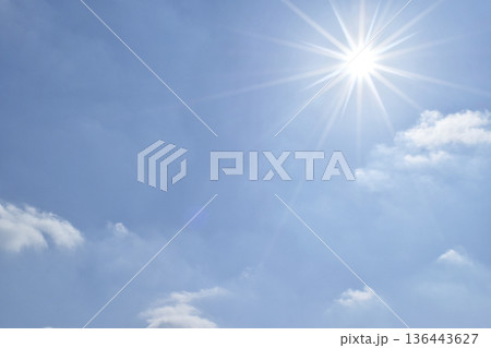 青空と太陽　直射日光 （ fix撮影 ) 136443627