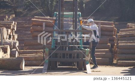 フォークリフトに乗り込む林業従事者 : 多摩木材センター協同組合 フォークリフトに乗り込む林業従事者 : 多摩木材センター協同組合 136445121