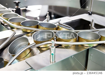 Empty cans on conveyor of food factory 136445146