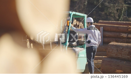 フォークリフトに乗り込む林業従事者 : 多摩木材センター協同組合 136445169