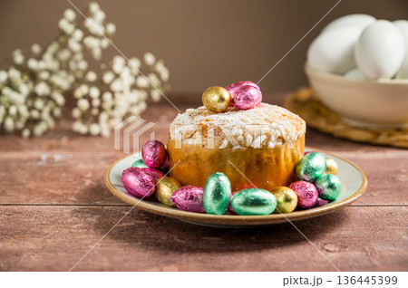 Easter spring holiday background. Cake with chocolate easter eggs, gypsophila flowers 136445399