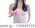 ピンクリボンを持つ女性 乳がん検診 早期発見 推奨 オススメ イメージ ピンクリボンを持つ女性 乳がん検診 早期発見 推奨 オススメ イメージ 136445529