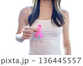 ピンクリボンを持つ女性 乳がん検診 早期発見 推奨 オススメ イメージ ピンクリボンを持つ女性 乳がん検診 早期発見 推奨 オススメ イメージ 136445557