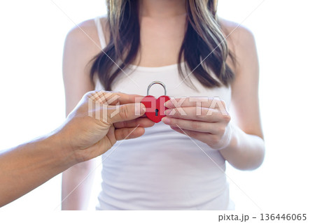 ハート型の鍵を持つ女性 メンタルヘルス 心の病気 心療内科 精神科病院 精神保健 ハート型の鍵を持つ女性 メンタルヘルス 心の病気 心療内科 精神科病院 精神保健 136446065