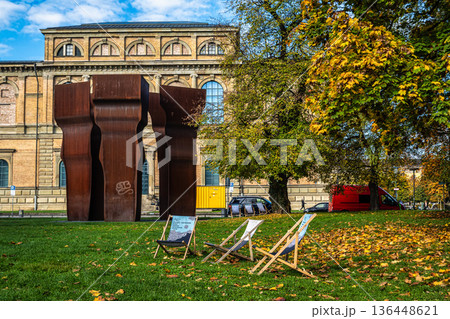Old Pinakothek museum with the abstract sculpture Buscando la Luz in front 136448621