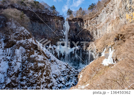 凍り付いてツララができた日光華厳の滝 136450362