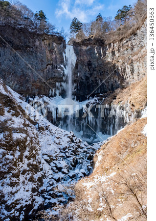 凍り付いてツララができた日光華厳の滝 凍り付いてツララができた日光華厳の滝 136450363