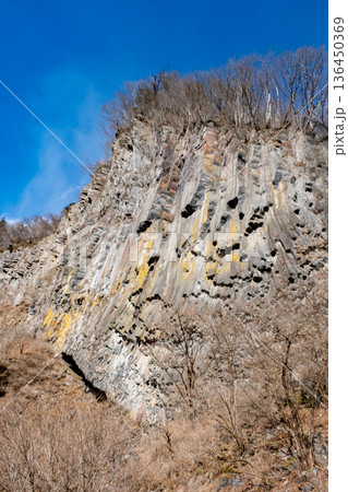 日光華厳の滝の周りの崖 136450369