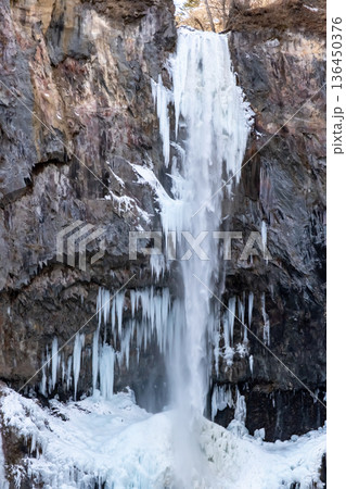 凍り付いてツララができた日光華厳の滝 136450376