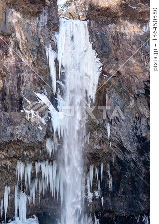 凍り付いてツララができた日光華厳の滝 136450380