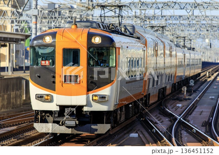 名古屋線を走る近鉄30000系特急ビスタカー 136451152