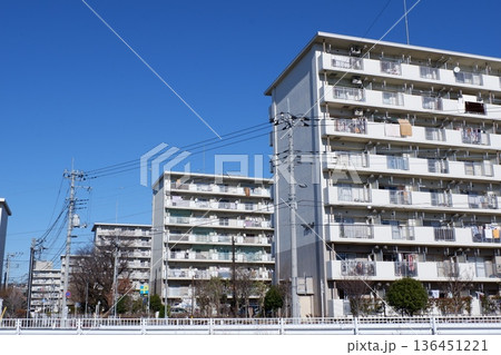 郊外の団地 136451221