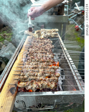 バーベキューで羊肉串を焼く 136451234
