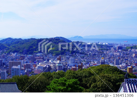松山城からみた松山市内のパノラマ風景 136451306