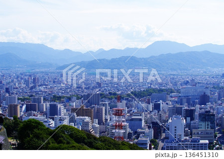 松山城からみた松山市内のパノラマ風景 136451310