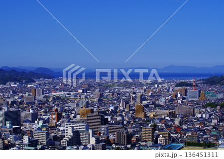 松山城からみた松山市内のパノラマ風景 松山城からみた松山市内のパノラマ風景 136451311