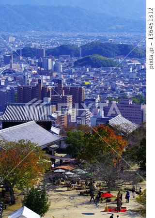 松山城からみた松山市内のパノラマ風景 136451312