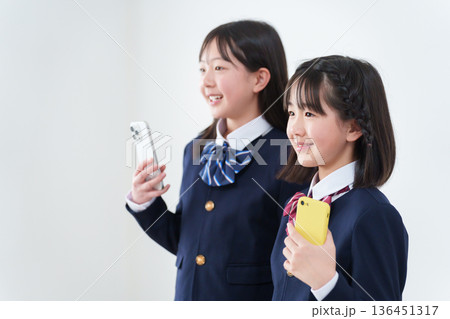 スマホを持つ笑顔の学生たち スマホを持つ笑顔の学生たち 136451317