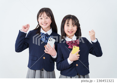 スマホを持ってガッツポーズする学生たち スマホを持ってガッツポーズする学生たち 136451321