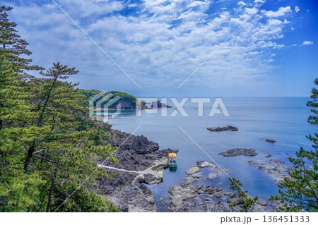 能登金剛・巌門の絶景、青い海と遊覧船が浮かぶ日本の夏風景 136451333