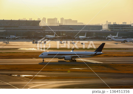 夕景の羽田空港を走る旅客機 136451356