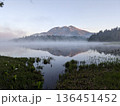 尾瀬沼に写る朝の燧ケ岳 136451452