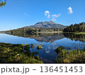 尾瀬沼に写る燧ケ岳 136451453