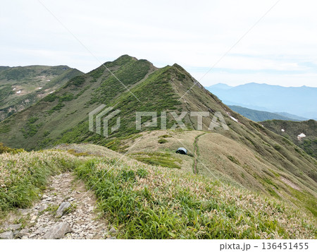 谷川岳馬蹄形笠ヶ岳から朝日岳方面を望む 136451455