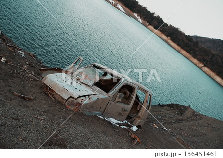 記録的渇水によりダム湖の湖底から数十年ぶりに姿を現した廃車体(神奈川県津久井湖) 記録的渇水によりダム湖の湖底から数十年ぶりに姿を現した廃車体(神奈川県津久井湖) 136451461