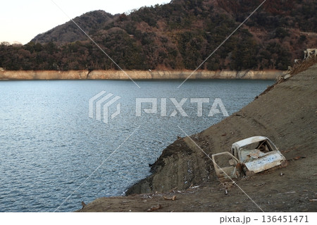 記録的渇水によりダム湖の湖底から数十年ぶりに姿を現した廃車体(神奈川県津久井湖) 136451471