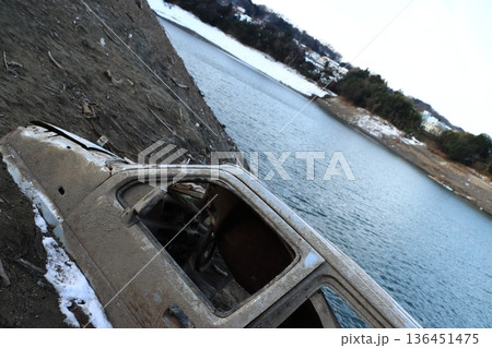 記録的渇水によりダム湖の湖底から数十年ぶりに姿を現した廃車体(神奈川県津久井湖) 136451475