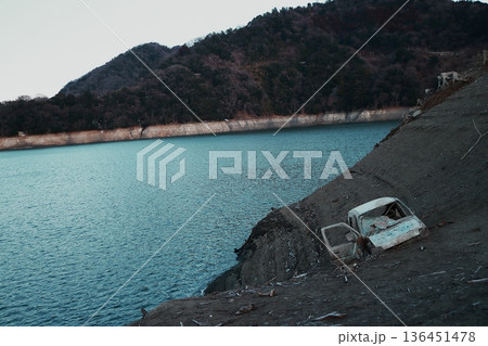 記録的渇水によりダム湖の湖底から数十年ぶりに姿を現した廃車体(神奈川県津久井湖) 136451478
