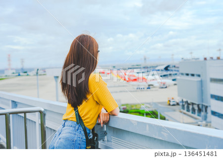空港展望デッキで飛行機を眺める女性 ■撮影協力:関西国際空港(KIX) 空港展望デッキで飛行機を眺める女性 ■撮影協力:関西国際空港(KIX) 136451481