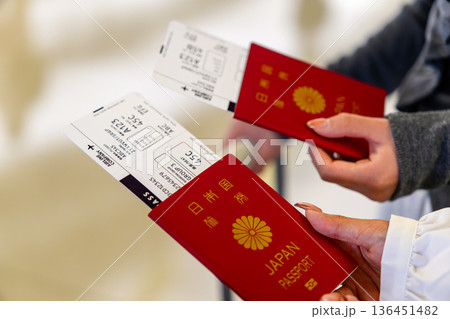 日本パスポートと搭乗券 ■撮影協力:関西国際空港(KIX) 日本パスポートと搭乗券 ■撮影協力:関西国際空港(KIX) 136451482