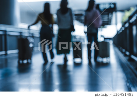 空港を歩く女性たち ■撮影協力：関西国際空港（KIX） 136451485