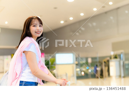 空港で微笑む旅行女性 ■撮影協力：関西国際空港（KIX） 136451488