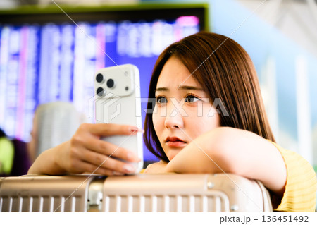空港でスマホ確認する女性 ■撮影協力：関西国際空港（KIX） 136451492