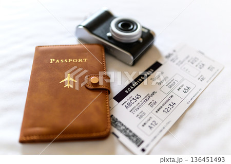 旅行準備アイテムの配置 ■撮影協力：関西国際空港（KIX） 136451493