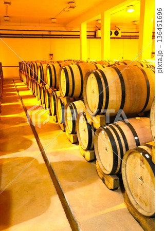 モロッコのワイナリーの貯蔵庫の樽3 136451696