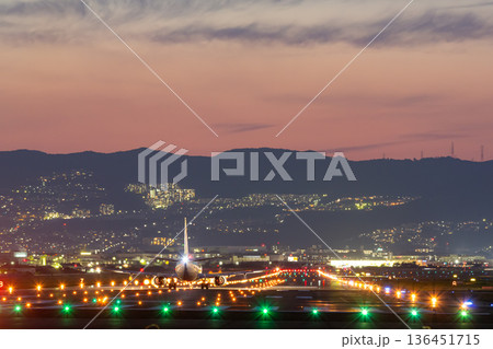 夜の滑走路と光り輝く誘導灯 136451715