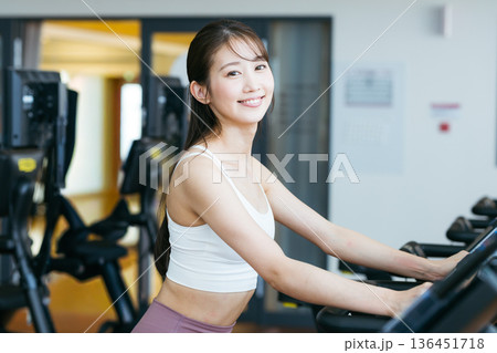スポーツジムでトレーニングする若い女性 136451718