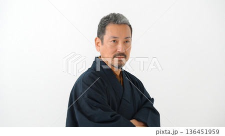 着物を着た男性 136451959