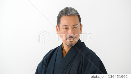 着物を着た男性 136451962
