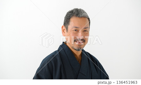 着物を着た男性 着物を着た男性 136451963