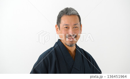 着物を着た男性 着物を着た男性 136451964