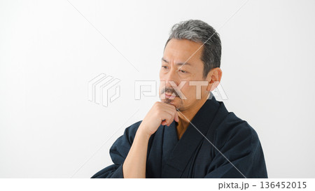 着物を着た男性 着物を着た男性 136452015